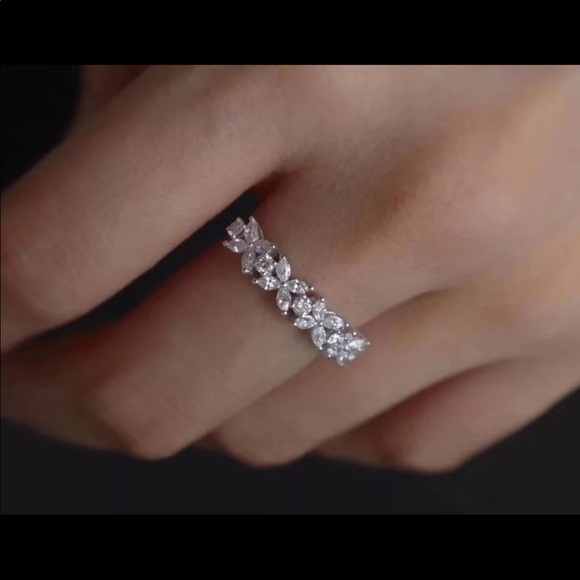 New Women’s 925 Silver Beautiful Flowers Diamond Ring - Picture 2 of 5